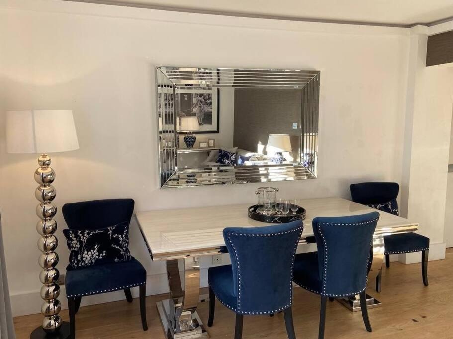 Knightsbridge Opposite Harrods Large Self Contained 1 Bedroom Apartament *