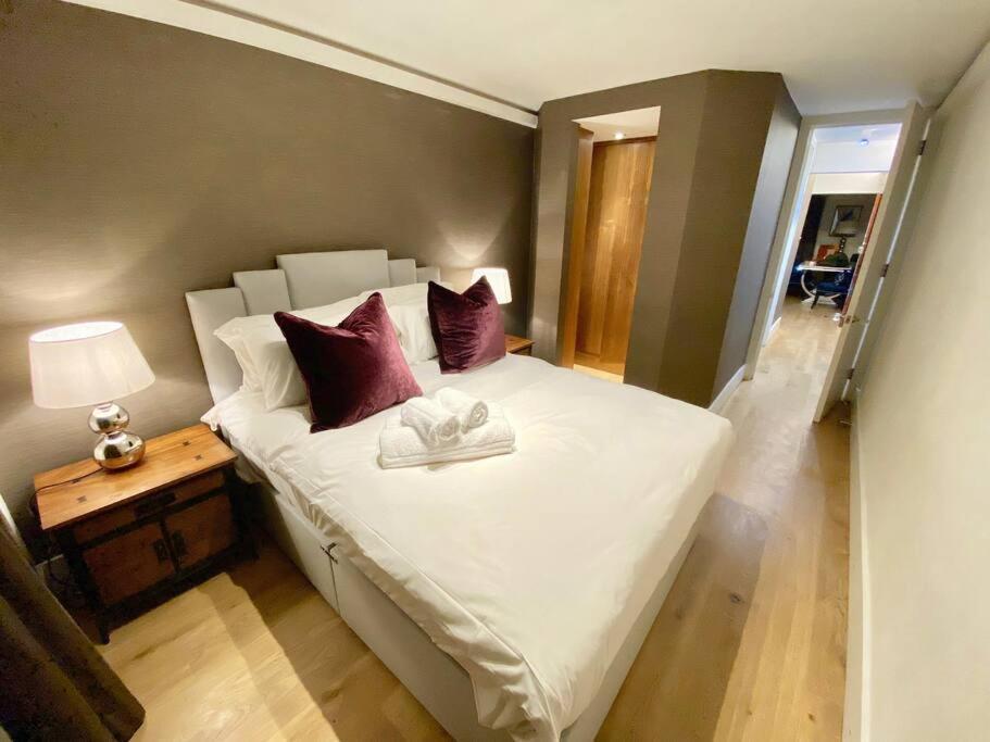 Knightsbridge Opposite Harrods Large Self Contained 1 Bedroom Apartament Londra